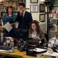 Kate Flannery, B.J. Novak e Jenna Fischer nell'episodio Gossip della serie The Office