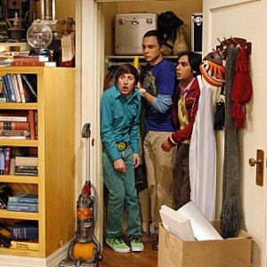 Kunal Nayyar, Jim Parsons e Simon Helberg in un momento dell'episodio The Jiminy Conjecture di The Big Bang Theory
