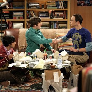 Kunal Nayyar, Jim Parsons e Simon Helberg in una scena dell'episodio The Jiminy Conjecture di The Big Bang Theory