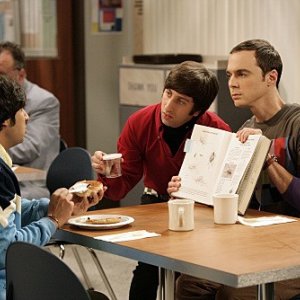 Kunal Nayyar, Jim Parsons e Simon Helberg nell'episodio The Jiminy Conjecture di The Big Bang Theory