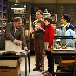 Kunal Nayyar, Jim Parsons, Simon Helberg e la guest star Lewis Black nell'episodio The Jiminy Conjecture di The Big Bang Theory