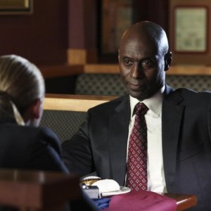Lance Reddick in una scena dell'episodio Momentum Deferred di Fringe