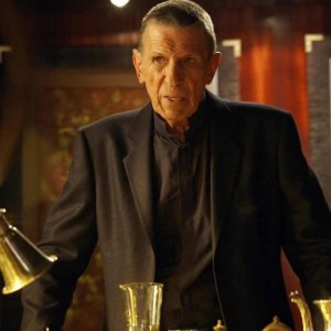 Leonard Nimoy in una scena dell'episodio Momentum Deferred di Fringe
