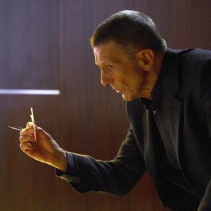 Leonard Nimoy nell'episodio Momentum Deferred di Fringe