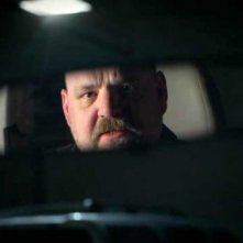 Medium: Pruitt Taylor Vince in una scena inquietante di Deja vu All Over Again premiere della sesta stagione.