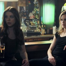 Michelle Trachtenberg e Taylor Schilling in una scena dell'episodio Can We Get That Drink Now? della serie Mercy