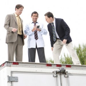 Rainn Wilson, Ed Helms e Steve Carell in una scena dell'episodio Gossip della serie The Office