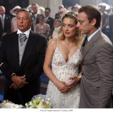 Renato Pozzetto e Carolina Crescentini nel film Oggi Sposi