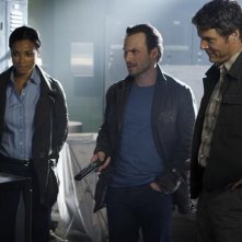 Rochelle Aytes, Michael Reilly Burke e Christian Slater in una scena dell'episodio Football John di The Forgotten