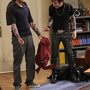 Simon Helberg e Kunal Nayyar in una immagine dell'episodio The Gothowitz Deviation della serie The Big Bang Theory