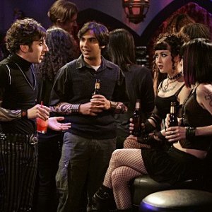 Simon Helberg e Kunal Nayyar in una scena dell'episodio The Gothowitz Deviation della serie The Big Bang Theory