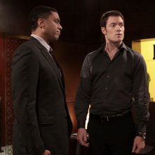 Tahmoh Penikett ed Harry Lennix nell'episodio Belle Chose della serie Dollhouse