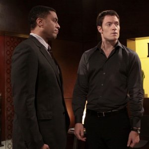 Tahmoh Penikett ed Harry Lennix nell'episodio Belle Chose della serie Dollhouse