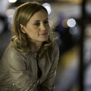 Taylor Schilling in un momento dell'episodio Can We Get That Drink Now? della serie Mercy
