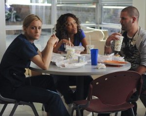 Taylor Schilling, Jaime Lee Kirchner e Guillermo Diaz in una scena dell'episodio I Believe You Conrad della serie Mercy
