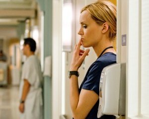 Taylor Schilling nell'episodio I Believe You Conrad della serie Mercy