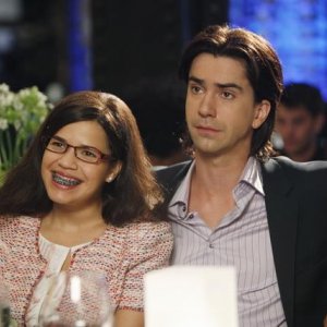 America Ferrera ed Hamish Linklater nell'episodio Blue on Blue della serie Ugly Betty