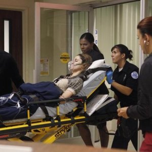 Amy Brenneman, Kate Walsh e Timothy Daly in una scena dell'episodio A Death in the Family di Private Practice