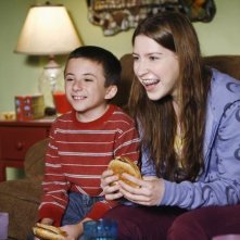 Atticus Shafer ed Eden Sher in una scena dell'episodio The Floating Anniversary della serie The Middle