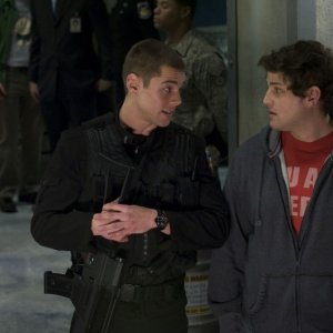 Brian J. Smith e David Blue in un momento delle premiere di Stargate Universe