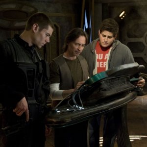 Brian J. Smith, Robert Carlyle e David Blue in un momento delle premiere di Stargate Universe