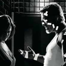 Carla Gugino (Lucille) e Mickey Rourke (Marv) in una scena di Sin City