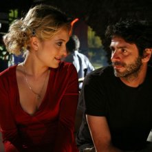 Carolina Crescentini e il regista Luca Lucini sul set del film Oggi Sposi