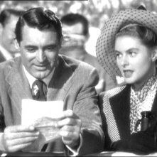 Cary Grant con Ingrid Bergman in una scena del film Notorious - L'amante perduta ( 1946 )
