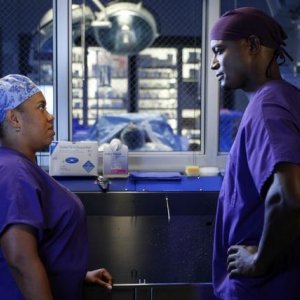 Chandra Wilson e Taye Diggs in una scena dell'episodio Right Here, Right Now della serie Private Practice