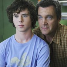 Charlie McDermott e Neil Flynn in una scena dell'episodio The Cheerleader della serie The Middle