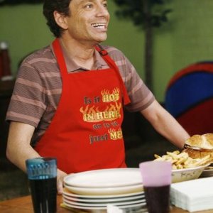 Chris Kattan in una scena dell'episodio The Floating Anniversary della serie The Middle