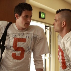 Cory Monteith e Mark Salling in una scena dell'episodio Preggers della serie Glee