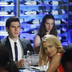 Daniel Eric Gold e Becki Newton nell'episodio Blue on Blue della serie Ugly Betty