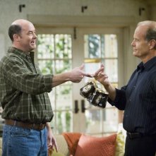 David Koechner e Kelsey Grammer in una scena del pilot della serie Hank