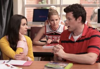 Dianna Agron, Lea Michele e Cory Monteith in una scena dell'episodio Takedown della serie Glee