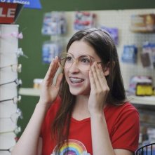 Eden Sher in una scena dell'episodio The Cheerleader della serie The Middle