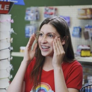 Eden Sher in una scena dell'episodio The Cheerleader della serie The Middle