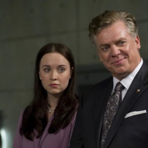 Elyse Levesque e Christopher McDonald in un momento delle premiere di Stargate Universe