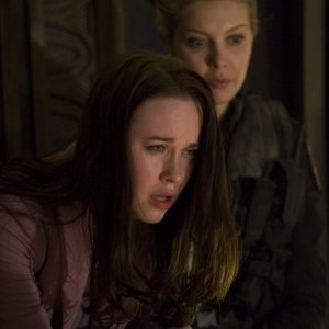 Elyse Levesque ed Alaina Kalanj in una scena delle premiere di Stargate Universe
