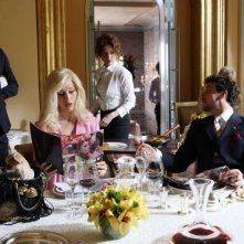 Gabriella Pession, Isabella Ragonese e Francesco Montanari in una scena del film Oggi Sposi