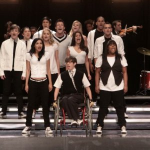 Il Glee Club si esibisce in una scena dell'episodio Takedown della serie Glee