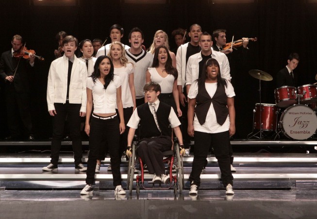 Il Glee Club si esibisce in una scena dell'episodio Takedown della serie Glee