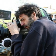 Il regista Luca Lucini sul set della commedia Oggi Sposi