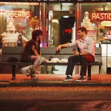 Jamie-Lynn Sigler ed Eric Mabius in una scena dell'episodio Blue on Blue della serie Ugly Betty