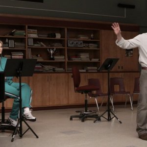 Jane Lynch e Matthew Morrison in una scena dell'episodio Takedown della serie Glee