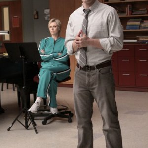 Jane Lynch e Matthew Morrison nell'episodio Takedown della serie Glee
