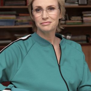 Jane Lynch in una scena dell'episodio Takedown della serie Glee