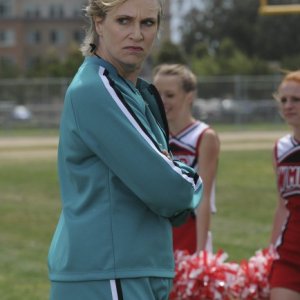 Jane Lynch in una scena dell'episodio Vitamin D della serie Glee