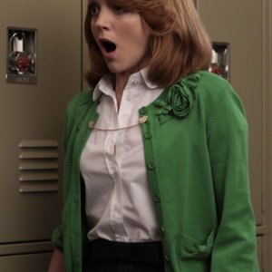 Jayma Mays in una scena dell'episodio The Rhodes Not Taken della serie Glee