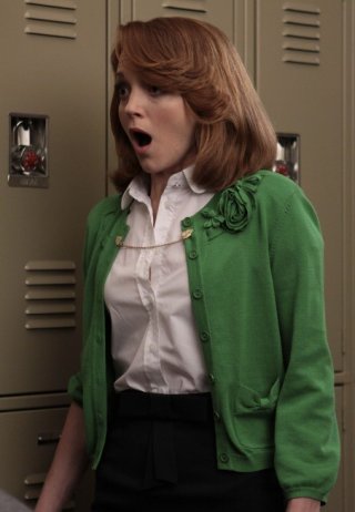 Jayma Mays in una scena dell'episodio The Rhodes Not Taken della serie Glee